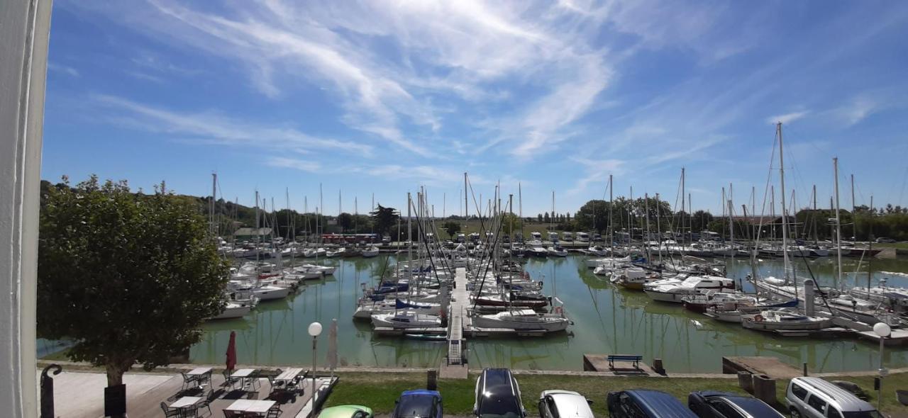 La Maison du Port Mortagne-sur-Gironde Extérieur photo